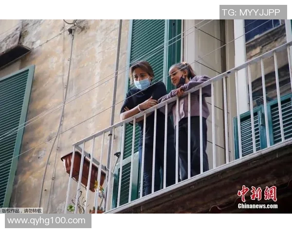 意大利街头热情亲吻足球明星视频引发网友热议与欢笑